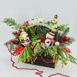 Зимняя новогодняя композиция в ящике из натуральной хвои нобилис с винтажными стеклянными игрушками 