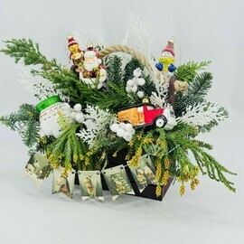 Новогодняя композиция в ящике с натуральной хвоей нобилис с винтажными стеклянными игрушками 