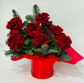 Zimnij buket iz krasnih frantcuzskih roz s vetochkami zhivoj hvoi nobilis. Novogodnij buket