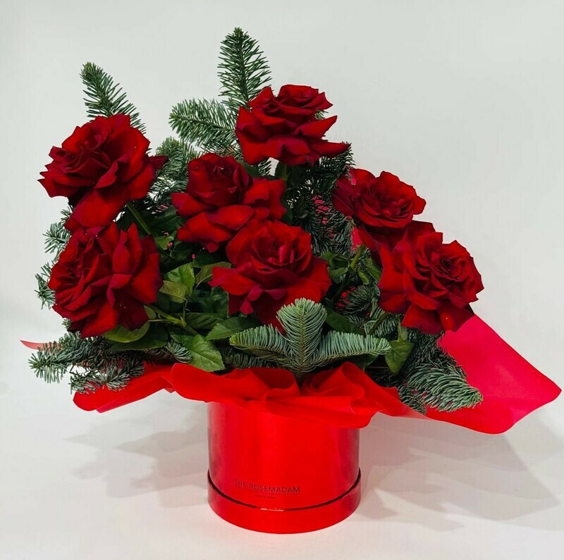 Зимний букет из красных французских роз с веточками живой хвои нобилис. Новогодний букет, стандартный