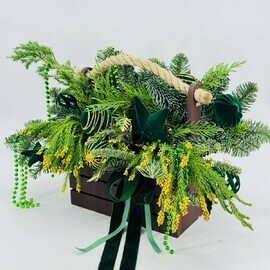 Зимний букет композиция в ящике из натуральной хвои нобилис, можжевельник с бархатными игрушками