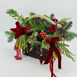 Зимняя композиция в ящике из натуральной хвои нобилис, мережка, кипарис. Новогодний декор