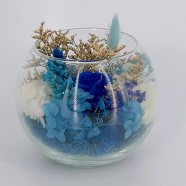 Mini sad stabilizirovannih tcvetov v stekle. Florarium