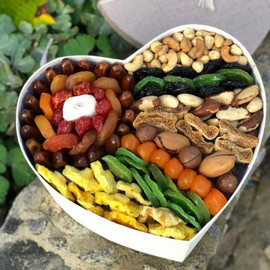 Набор орехов и сухофруктов подарочный