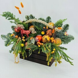 Zimnyaya kompozitciya v derevyannom yashike iz natural_noj hvoi nobilis, kiparis, tuya s loshadkoj edinorogom