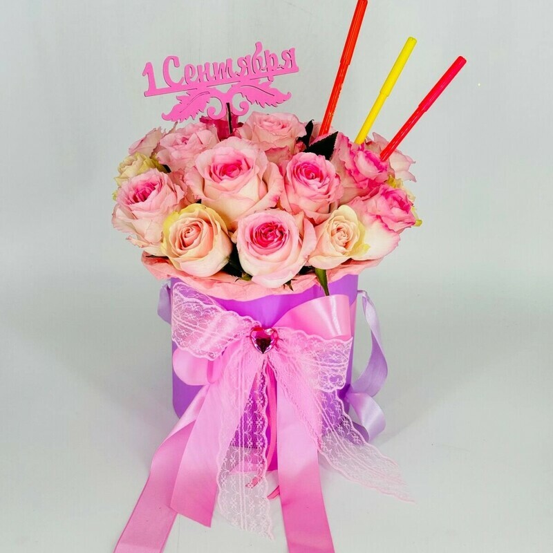 Букет на 1 сентября для учителя. Цветы учителю. Эквадорские розы в шляпной коробке, стандартный