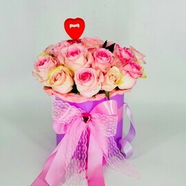 Нежные розовые эквадорские розы в шляпной коробке. Букет для любимой мамы, девушки