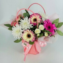 Сумочка с цветами. Цветы в сумке гербера, роза кустовая, хризантемы