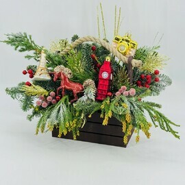 Zimnyaya kompozitciya iz natural_noj hvoi nobilis so steklyannimi igrushkami v derevyannom yashike