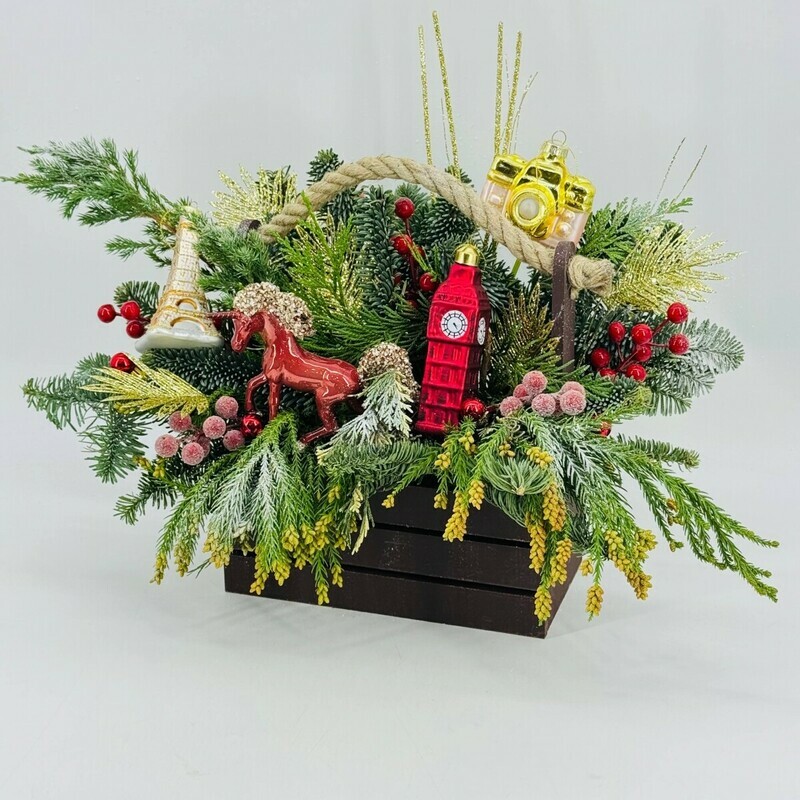 Zimnyaya kompozitciya iz natural_noj hvoi nobilis so steklyannimi igrushkami v derevyannom yashike, standart