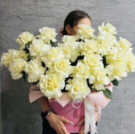 25 белых французских роз White Mondiale в шляпной коробке