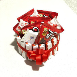 Сладкий подарок торт из шоколадок киндер