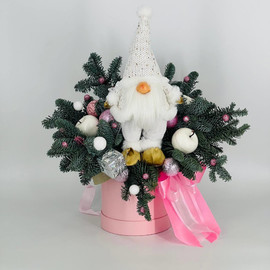 Новогодняя композиция из натуральной датской ели нобилис с интерьерной игрушкой Гномик
