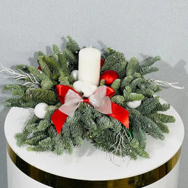 Zimnyaya kompozitciya iz pihti nobilis so svechoj