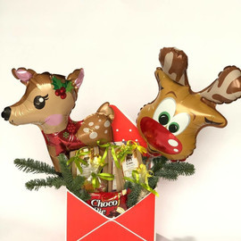 Сладкий букет новогодний с чаем и сладостями с веточками нобилиса