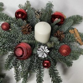 Hvojnij buket iz nobilisa so svechoj