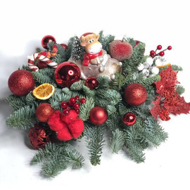 Buket iz nobilisa s novogodnim dekorom