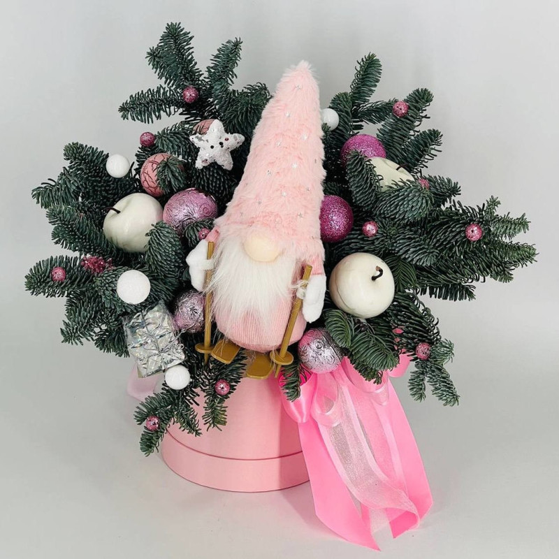 Novogodnij buket iz natural_noj hvoi s inter_ernoj kukloj gnom na lizhah  s vetochkami nobilisa, standart