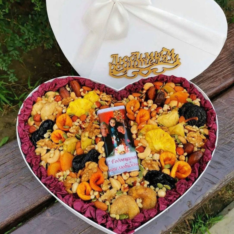 Podarochnij nabor suhofruktov v serdtce, standart