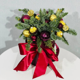 Хвойный букет из нобилиса с конфетами в коробке