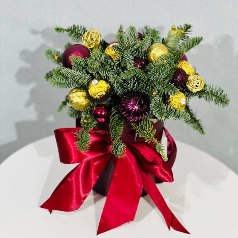 Хвойный букет из нобилиса с конфетами в коробке, стандартный