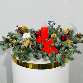 Novogodnyaya svecha na stol s natural_nim nobilisom