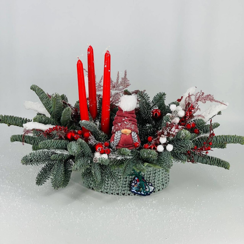 Новогодняя композиция из нобилис букет в вязаном кашпо с сувениром гном, стандартный