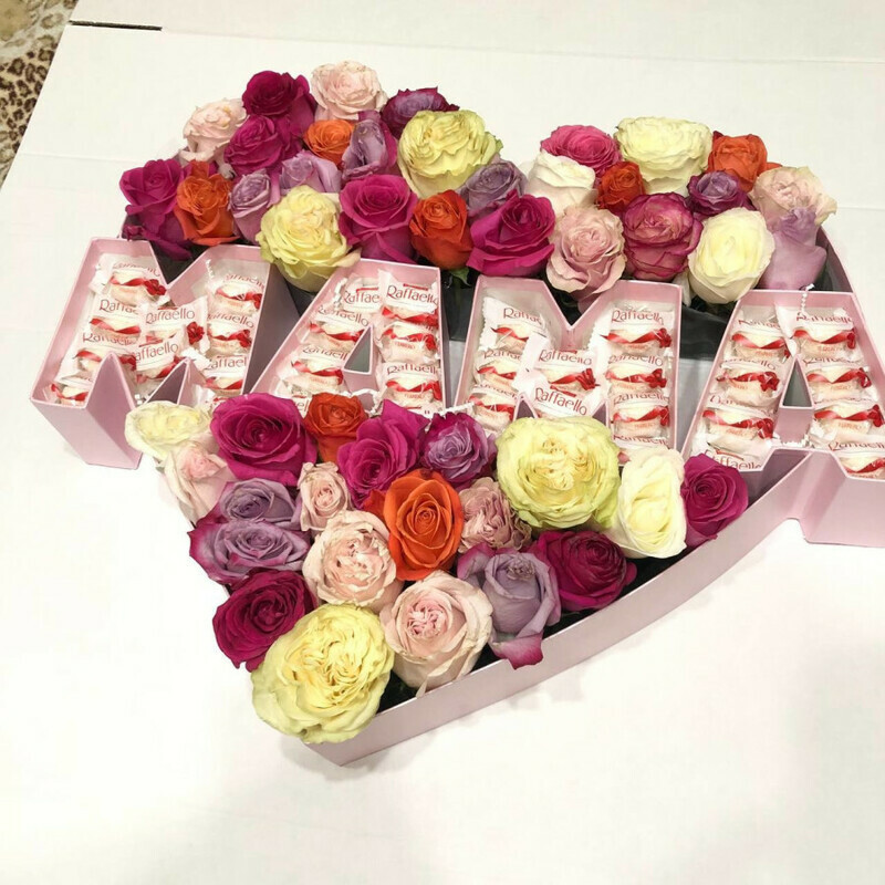 Букет для мамы. Коробка мама с розами и конфетами Раффаэлло, стандартный