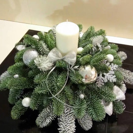 Композиция из нобилиса со свечой