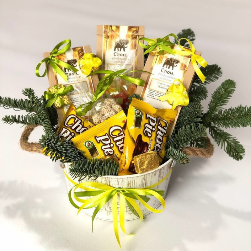 Новогодний букет с чаем и сладостями с веточками нобилиса, стандартный