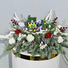 Новогодняя музыкальная композиция с веточками хвои нобилис