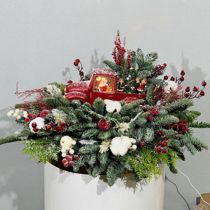 Большая новогодняя композиция на стол из натуральной датской ели нобилис с грузовиком Деда Мороза, стандартный