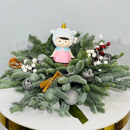 Рождественская композиция подарочная из нобилиса с сувениром