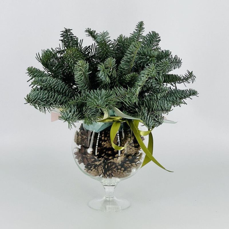 Buket iz nobilisa inter_ernij v steklyannom bokale, standart