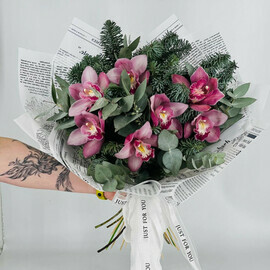 Зимний букет из веточек натурального нобилиса с орхидеями