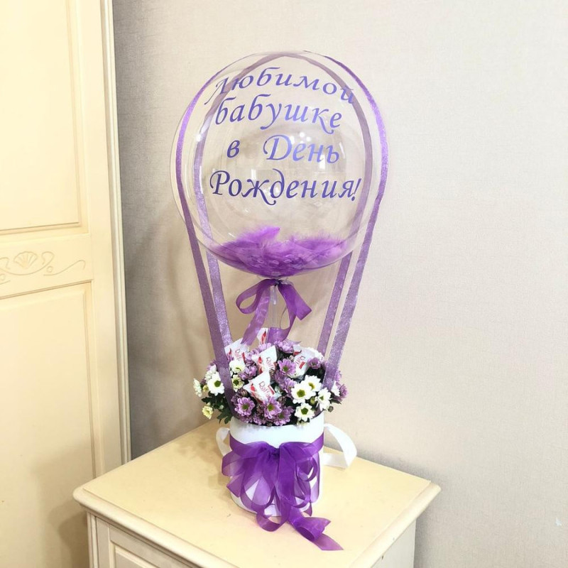 Buket iz romashek s sharom babls dlya babushki, standart
