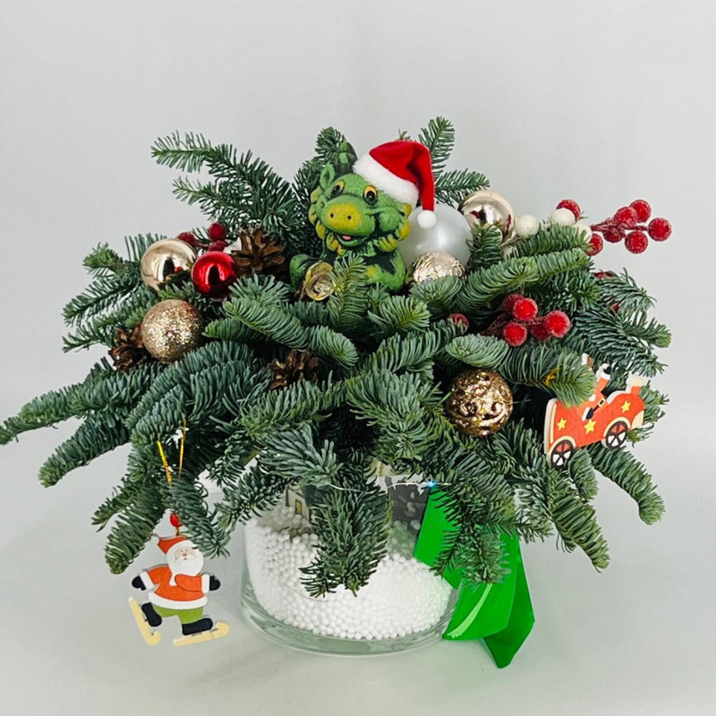 Авторский букет из живой хвои нобилис в стекле с сувениром денежный дракон, стандартный