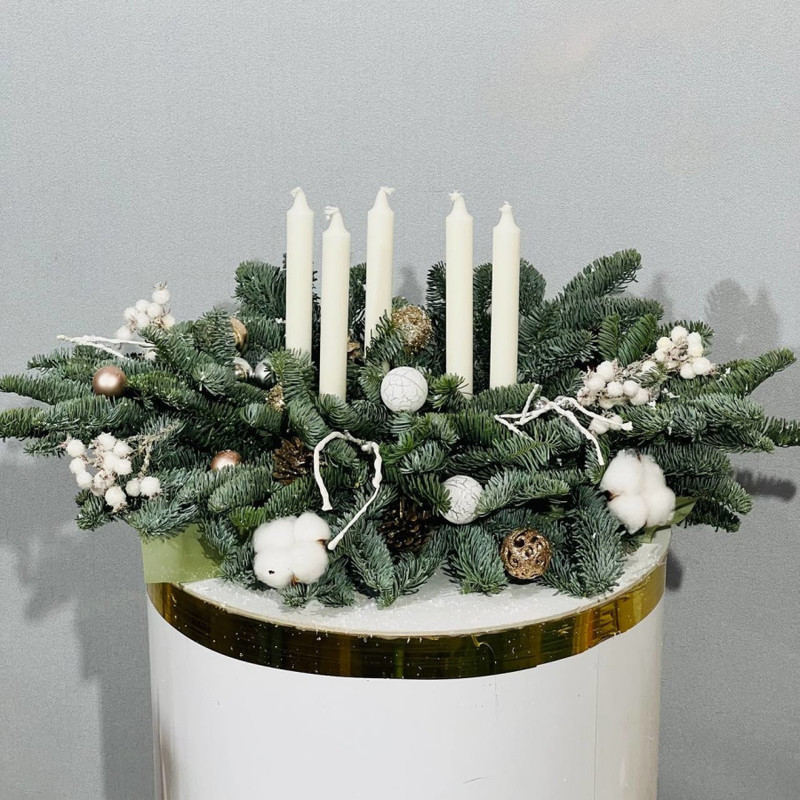 Novogodnij dekor iz vetok hvoi nobilis so svechami, standart