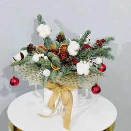 Новогодний букет в коробке из натурального нобилиса