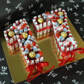 Tort iz shokoladok kinder i konfet