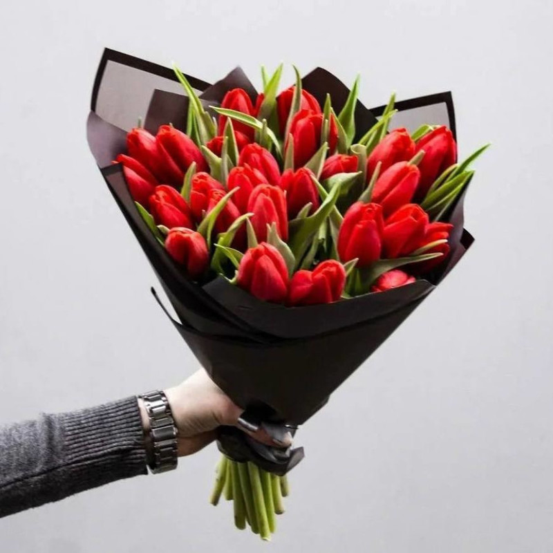 25 красных тюльпанов в чёрной упаковке, стандартный