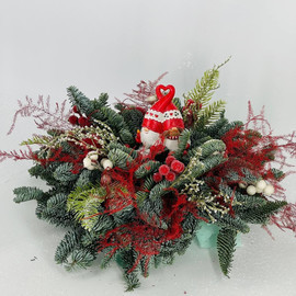 Композиция из натуральной хвои нобилис с сувениром гномики