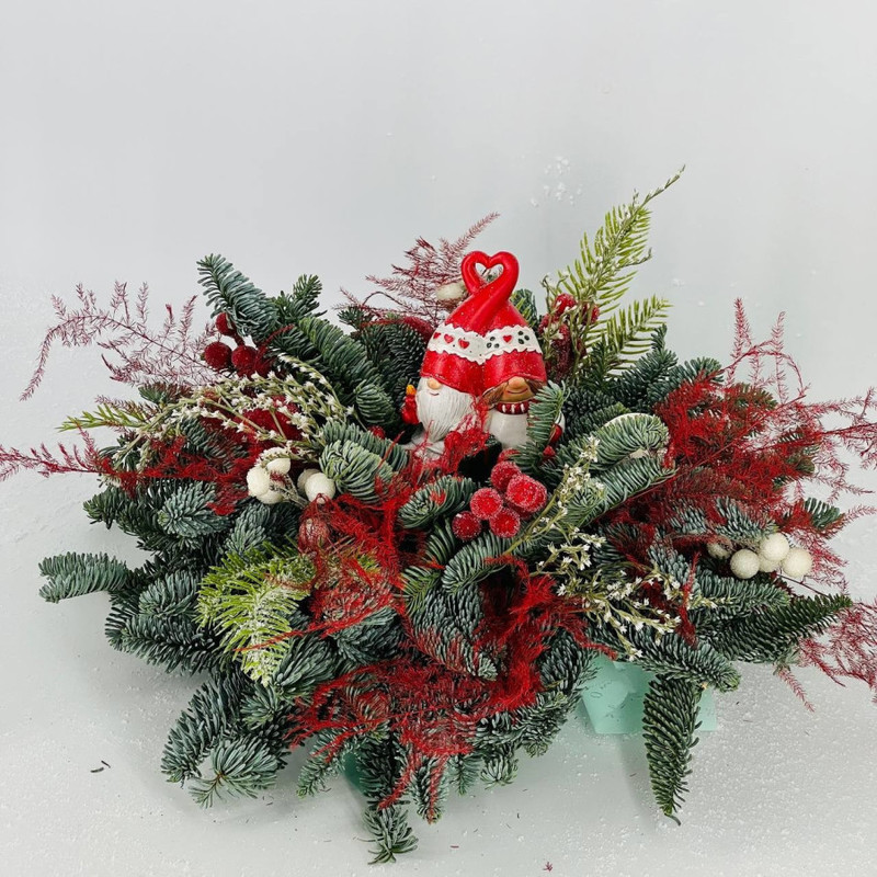 Композиция из натуральной хвои нобилис с сувениром гномики, стандартный