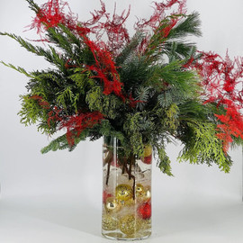 Buket novogodnij na stol v steklyannoj vaze iz hvoi nobilis