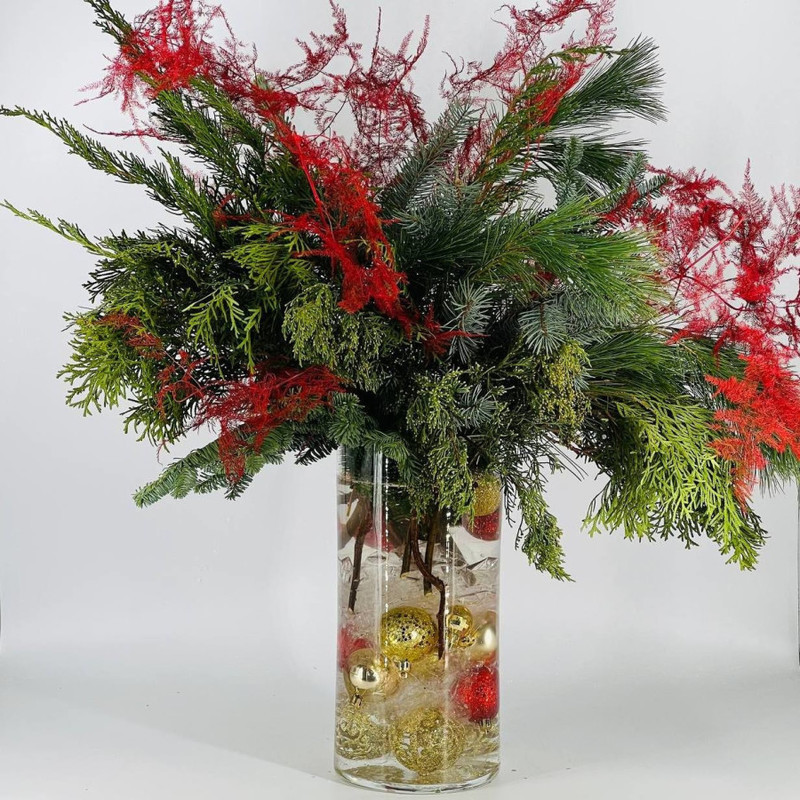 Buket novogodnij na stol v steklyannoj vaze iz hvoi nobilis, standart