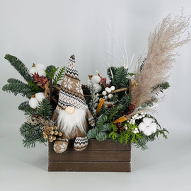 Новогодняя композиция из ели нобилиса с декором гномом