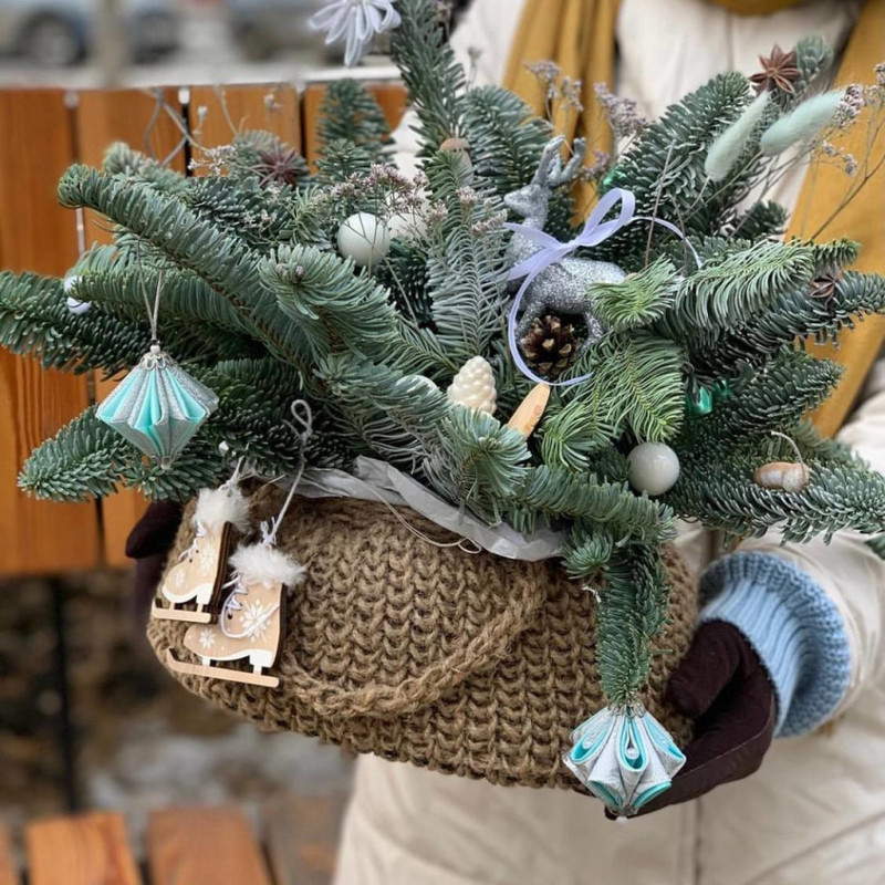 Novogodnyaya kompozitciya buket iz nobilisa natural_nogo v vyazanom kashpo, standart