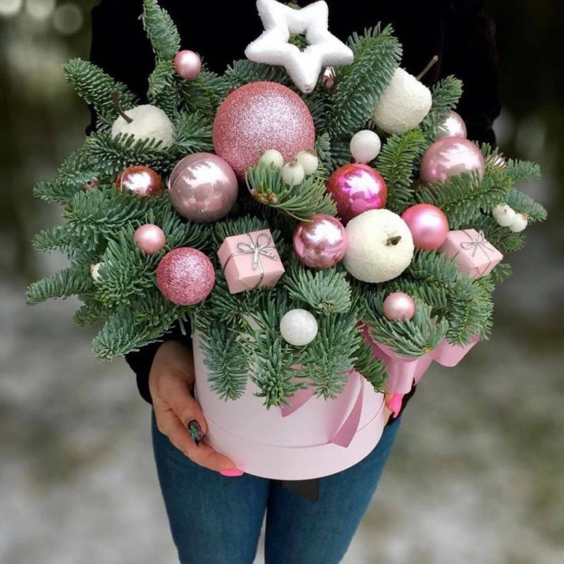 Новогодний  букет из живого нобилиса букет в шляпной коробке, стандартный