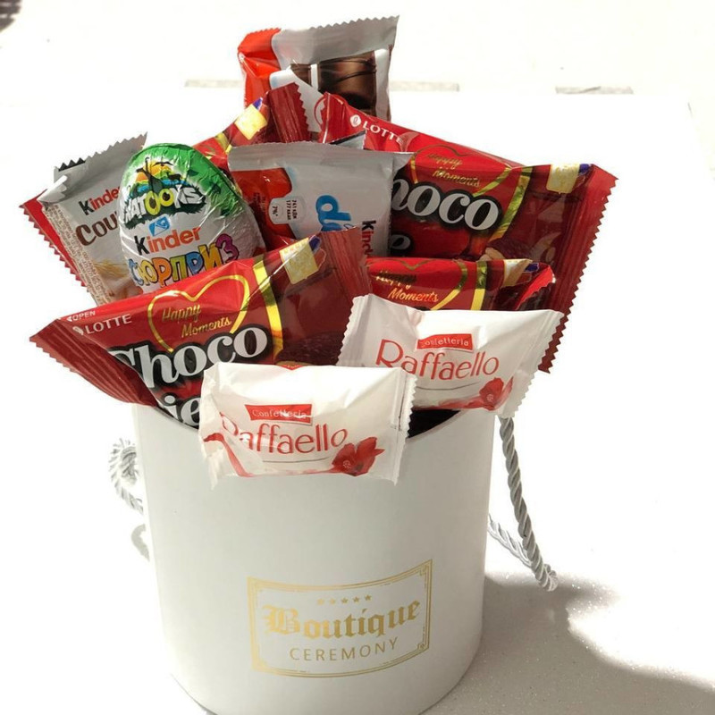 Сладкий букет в коробке. Киндер, чокопай и конфеты Раффаэлло, стандартный