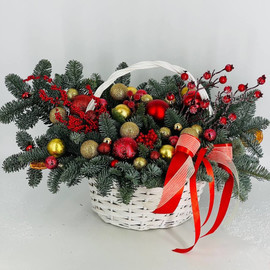 Новогодняя корзина с живым нобилисом и декором